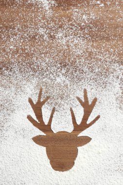 Noel sahnesi, geyik baş silueti Tahta ve karla kaplı, kopyala uzay