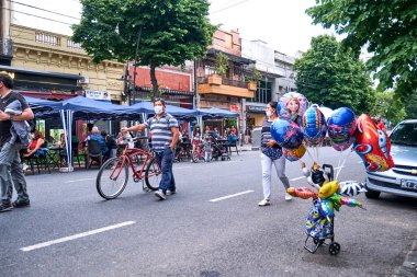 Buenos aires / Arjantin; 14 Kasım 2020: Koronavirüs salgını sırasında Covid 19 salgınını önlemek, sosyal mesafeyi kolaylaştırmak için geçici olarak yayaya çıkmış bir sokakta yürüyen insanlar