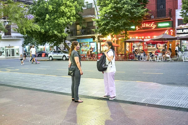 Buenos Aires Argentinië Nov 2020 Vrouwen Praten Straat Dragen Beschermende — Stockfoto