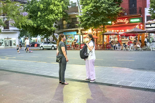 Buenos Aires Argentina Novembre 2020 Donne Che Parlano Strada Indossano — Foto Stock