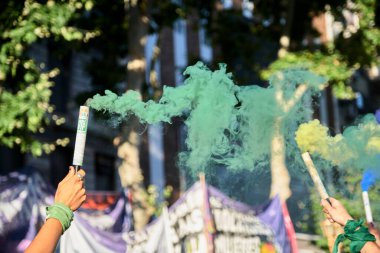 Buenos Aires, Arjantin; 10 Aralık 2020: Ulusal Kongre 'de yasal, güvenli ve serbest kürtaj yasasının onaylanmasını savunan büyük bir miting. Sembolik yeşil sis bombaları patlatan kadınlar.
