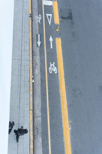 Вид Зверху Міську Вулицю Два Поліцейські Ходять Тротуарі Асфальті Велосипедна — стокове фото