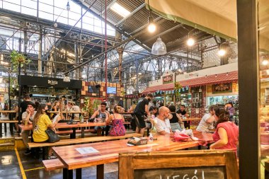 Buenos Aires, Arjantin; 24 Ocak 2021: San Telmo Market 'in içindeki gıda reyonundaki insanlar, turistlerin ilgisini çeken büyük bir kapalı alan pazarı.