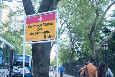 Buenos Aires, Arjantin; 27 Ocak 2021: Coronavirus salgını sırasında bir test merkezine giden yol tabelaları, Covid 19 salgını.