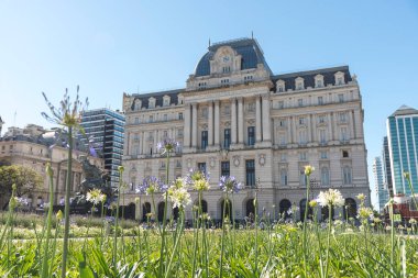 Caba, Buenos Aires / Arjantin; 31 Ekim 2019: CCK cephesi, Kirchner Kültür Merkezi, eski Post ve Telegraph ofisi, güneşli bir günde.