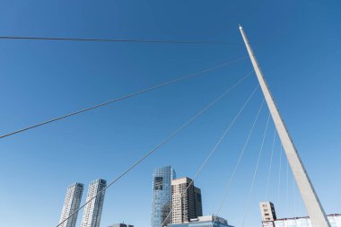 Puente de la Mujer 'in ayrıntıları, Puerto Madero' da modern bir turistik köprü, Arjantin 'in Buenos Aires şehrinde özel bir mahalle..