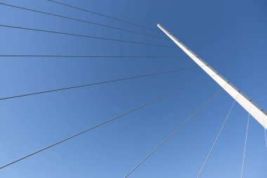 Puente de la Mujer 'in direği ve kabloları. Puerto Madero, Buenos Aires, Arjantin' de bulunan bir köprü..