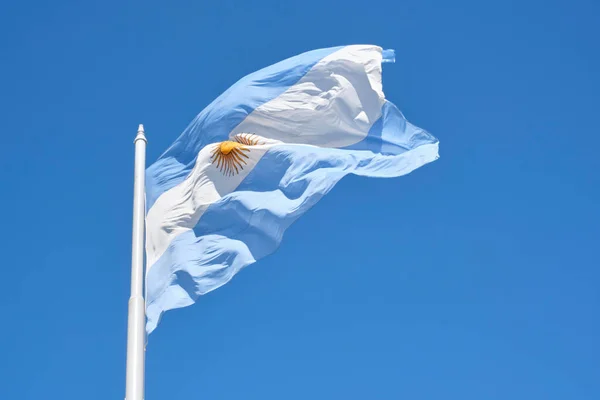 Argentinsk Flagga Som Flyger Flaggstång Mot Blå Himmel Solig Dag — Stockfoto