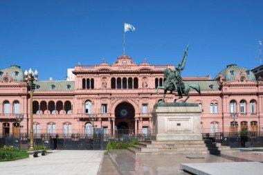 Pembe ev, Casa Rosada, Arjantin Başkanı 'nın idari konağı ve ofisi, ve General Manuel Belgrano bronz binicilik anıtı, Plaza de Mayo, Buenos Aires' in ana meydanı.