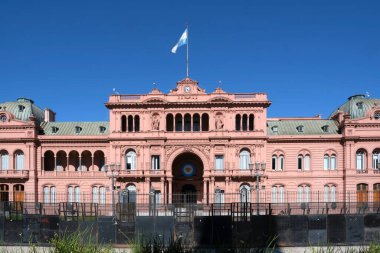 Pembe evin ön cephesi, Casa Rosada, Arjantin Başkanı 'nın ofisi, Plaza de Mayo, Buenos Aires' in ana meydanı.