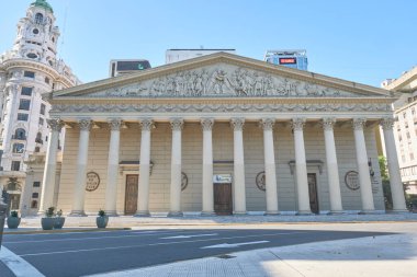 Buenos Aires, Arjantin; 24 Ocak 2021: Metropolitan Katedrali cephesi, kutsal üçlünün ön cephesi, şehrin ana meydanı Plaza de Mayo 'nun önünde bulunan neoklasik tarzda Katolik bir tapınak..