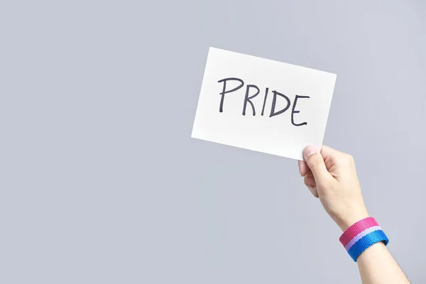 Młoda Ręka Biseksualną Bransoletką Flagą Trzymająca Kartkę Papieru Odręcznie Napisaną — Zdjęcie stockowe