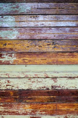 Doku, eski, rustik, çizgili ahşap kaplama, üzeri soyulmuş boyayla kaplı. Kahverengi ve yeşil renklerde dikey arkaplan.