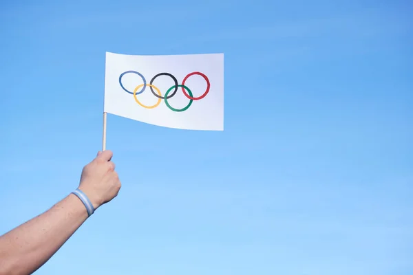 Main Tenant Drapeau Olympique Fait Main Extérieur Contre Ciel Clair — Photo