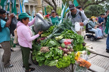 Buenos Aires, Arjantin; 16 Ekim 2025: çiftçiler büyük miktarlarda taze yiyecek dağıtarak, çoğunlukla sebze, ama aynı zamanda küçük ve orta büyüklükteki üreticilerden süt ve yumurta dağıttılar..