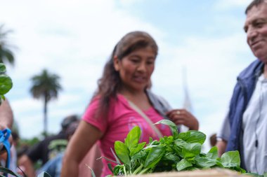 Buenos Aires, Arjantin; 16 Ekim 2025: çiftçiler büyük miktarlarda taze yiyecek dağıtarak, çoğunlukla sebze, ama aynı zamanda küçük ve orta büyüklükteki üreticilerden süt ve yumurta dağıttılar..
