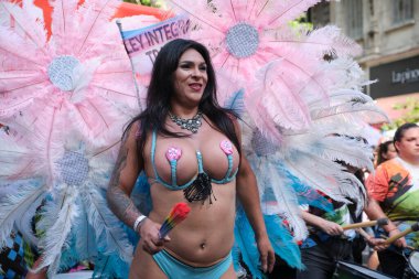 1 Kasım 2025, Buenos Aires, Arjantin: Onur yürüyüşü, insanlar nefret ve şiddetin karşısında daha fazla gurur ve birlik içinde slogan altında yürüyorlar. Taleplerden biri Kapsamlı Trans Yasası.