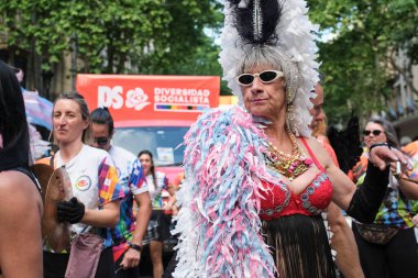 1 Kasım 2025, Buenos Aires, Arjantin: Onur yürüyüşü, insanlar nefret ve şiddetin karşısında slogan altında yürüyorlar, daha fazla gurur ve birlik.