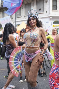 1 Kasım 2025, Buenos Aires, Arjantin: Onur yürüyüşü, insanlar nefret ve şiddetin karşısında slogan altında yürüyorlar, daha fazla gurur ve birlik.