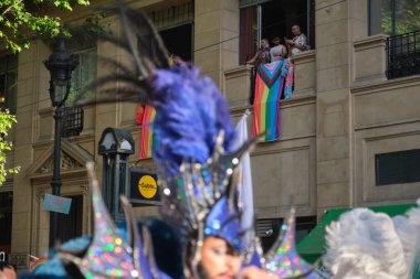 1 Kasım 2025, Buenos Aires, Arjantin: Onur yürüyüşü, insanlar nefret ve şiddetin karşısında daha fazla gurur ve birlik içinde slogan altında yürüyorlar. İnsanlar desteklerini balkonlardan gösteriyor..