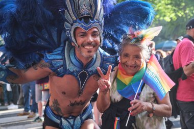 1 Kasım 2025, Buenos Aires, Arjantin LGBTIQ Onur Yürüyüşü. Geçit töreninin başında bir grup samba yaptı ve renkli tüylü kostümler giydiler..