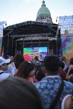 1 Kasım 2025, Buenos Aires, Arjantin: Onur yürüyüşü, insanlar nefret ve şiddet karşısında daha fazla gurur ve birlik içinde slogan altında yürüdüler. Yürüyüş Ulusal Kongre önünde sona erdi..