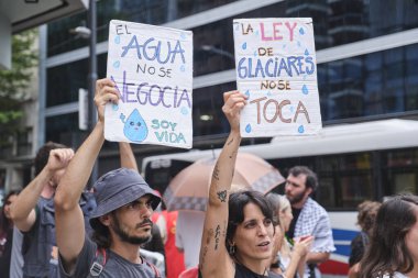 Buenos Aires, Arjantin; 7 Şubat 2026: Buzul Kanunu 'nun değiştirilmesini protesto. Ülke çapında protestolar yapıldı. Posterler: Su pazarlığa açık değildir. Buzul yasası değiştirilemez..