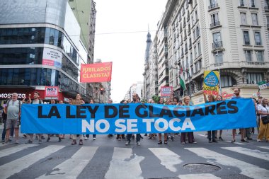 Buenos Aires, Arjantin; 7 Şubat 2026: Buzul Kanunu 'nun değiştirilmesini protesto. Ülke genelinde eş zamanlı gösteriler yapıldı. Banner: Buzul yasasına dokunulmamalı.