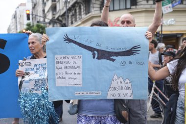 Buenos Aires, Arjantin; 7 Şubat 2026: Buzulları savunmada protesto. Poster: Buzul yasasına dokunulmamalı. Arkadaşlarının ceplerini altınla doldurmak için Arjantin su rezervlerini boşaltmak istiyorlar.