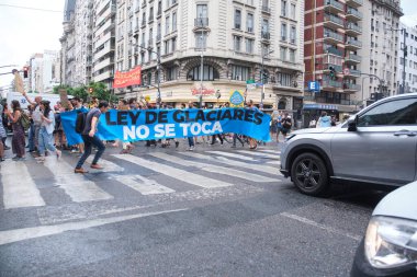 Buenos Aires, Arjantin; 7 Şubat 2026: Buzul Kanunu 'nun değiştirilmesini protesto. Ülke genelinde eş zamanlı gösteriler yapıldı. Banner: Buzul yasasına dokunulmamalı.