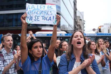 Buenos Aires, Arjantin; 7 Şubat 2026: Buzul Kanunu 'nun değiştirilmesini protesto. İnsanlar slogan atıyor, elinde bir tabela tutan bir kadın: Buzul yasalarına dokunulmamalı!