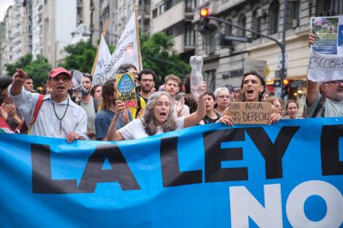 Buenos Aires, Arjantin; 7 Şubat 2026: Buzul Kanunu 'nun değiştirilmesini protesto. Suyu çıkarma faaliyetlerinden korumak amacıyla ülke çapında eş zamanlı protestolar düzenlendi..