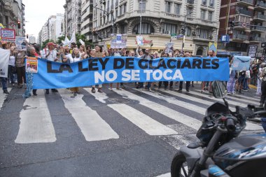 Buenos Aires, Arjantin; 7 Şubat 2026: Buzul Kanunu 'nun değiştirilmesini protesto. Ülke genelinde eş zamanlı gösteriler yapıldı. Banner: Buzul yasasına dokunulmamalı.
