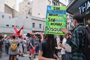 Buenos Aires, Arjantin; 7 Şubat 2026: Buzul Kanunu 'nun değiştirilmesini protesto. Poster: Buzullar olmadan su olmaz, su olmaz, orman olmaz.
