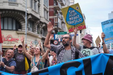 Buenos Aires, Arjantin; 7 Şubat 2026: Buzul Kanunu 'nun değiştirilmesini protesto eden insanlar. Poster: Su olmadan, iş de olmaz. Buzul yasalarına dokunulmaz..