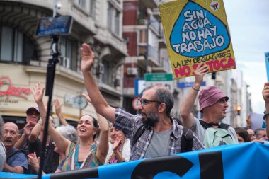 Buenos Aires, Arjantin; 7 Şubat 2026: Buzul Kanunu 'nun değiştirilmesini protesto. Poster: Su olmadan, iş de olmaz. Buzul yasalarına dokunulmaz..