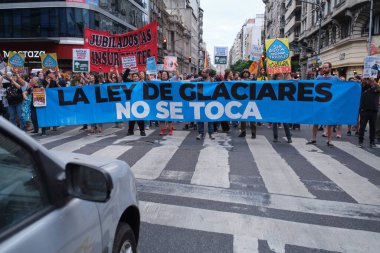 Buenos Aires, Arjantin; 7 Şubat 2026: Buzul Kanunu 'nun değiştirilmesini protesto. Ülke genelinde eş zamanlı gösteriler yapıldı. Banner: Buzul yasasına dokunulmamalı.