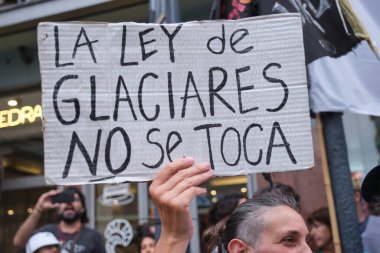 Buenos Aires, Arjantin; 7 Şubat 2026: Buzul Kanunu 'nun değiştirilmesini protesto eden insanlar. Elinde bir işaret tutan kişi: Buzul yasalarına dokunulmamalıdır.