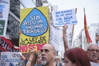 Buenos Aires, Arjantin; 7 Şubat 2026: Buzul Kanunu 'nun değiştirilmesini protesto. Posterler: Buzullar olmadan, su da olmaz. Su olmadan, iş yok, hayat yok, hiçbir şey yok..