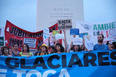 Buenos Aires, Arjantin; 7 Şubat 2026: Buzul Kanunu 'nun değiştirilmesini protesto. Suyu çıkarma faaliyetlerinden korumak amacıyla ülke çapında eş zamanlı protestolar düzenlendi..