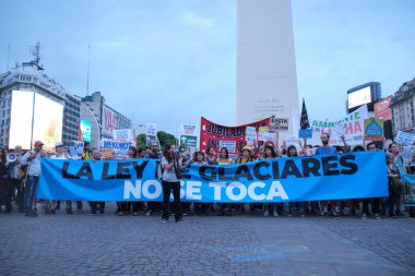 Buenos Aires, Arjantin; 7 Şubat 2026: Buzul Kanunu 'nun değiştirilmesini protesto. Banner: Buzul yasasına dokunulmamalıdır