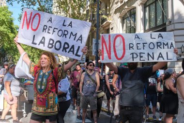 7 Şubat 2026; Buenos Aires, Arjantin: mevcut hükümetin politikalarına karşı büyük bir anti-faşist ve ırkçı protesto. Posterler: işçi reformuna hayır. Ceza adaleti reformuna hayır.