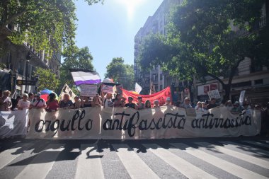 7 Şubat 2026; Buenos Aires, Arjantin: Cumhurbaşkanı Milei 'nin mevcut hükümetinin politikalarına karşı büyük bir anti-faşist ve ırkçı protesto. Banner: Faşizm karşıtı ve ırkçılık karşıtı gurur.