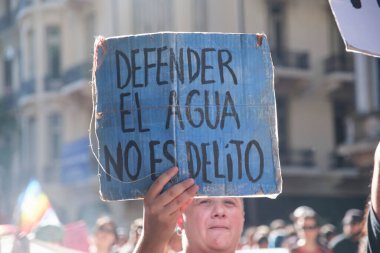 7 Şubat 2026; Buenos Aires, Arjantin: Cumhurbaşkanı Milei 'nin mevcut hükümetinin politikalarına karşı büyük bir anti-faşist ve ırkçı protesto. Poster: Suyu savunmak suç değil.