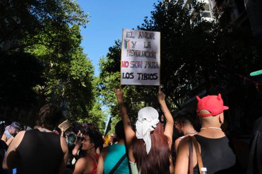 7 Şubat 2026; Buenos Aires, Arjantin: Milei hükümetinin politikalarına karşı büyük bir anti-faşist ve ırkçı protesto. Poster: Aşk ve devrim ılık insanlar için değildir.