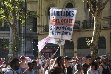 7 Şubat 2026; Buenos Aires, Arjantin: mevcut hükümetin politikalarına karşı büyük bir anti-faşist ve ırkçı protesto. Poster: Batılı emekliler, umutsuzca ve sabırsızca.