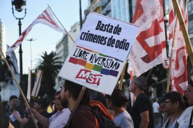 7 Şubat 2026; Buenos Aires, Arjantin: Cumhurbaşkanı Milei 'nin mevcut hükümetinin politikalarına karşı büyük bir anti-faşist ve ırkçı protesto. Poster: Artık nefret suçları yok.