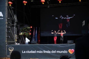 8 Şubat 2026; Buenos Aires, Arjantin: Yemek stantları ve aslan ve ejderha dansları da dahil olmak üzere sanatsal ve kültürel performansları olan Çin Yeni Yıl Festivali.