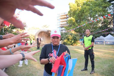 8 Şubat 2026, Buenos Aires, Arjantin: Çin Yeni Yıl Festivali. Organizatörler, uluslar arası kardeşliğin sembolü olarak Çin ve Arjantin bayrakları dağıttılar..