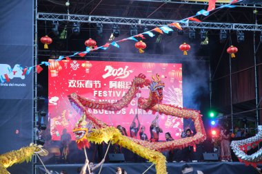 8 Şubat 2026; Buenos Aires, Arjantin: Yemek stantları ve aslan ve ejderha dansları da dahil olmak üzere sanatsal ve kültürel performansları olan Çin Yeni Yıl Festivali.